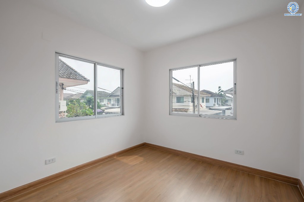 บ้านมือสองตกแต่งใหม่ โครงการ พฤกษ์ลดา พุทธสาคร หลังริม เนื้อที่ 54.50 ตร.ว. ฟังก์ชัน 3 ห้องนอน 2 ห้องน้ำ 2 ที่จอดรถ สภาพแวดล้อมโครงการร่มรื่น บนทำเลเดินทางสะดวก ติดถนนพุทธสาคร เชื่อมต่อถนนเพชรเกษม ถนนพุทธมณฑลสาย4 ถนนบรมราชชนนี ใกล้รถไฟฟ้าสายสีน้ำเงิน "สถานีหลักสอง"